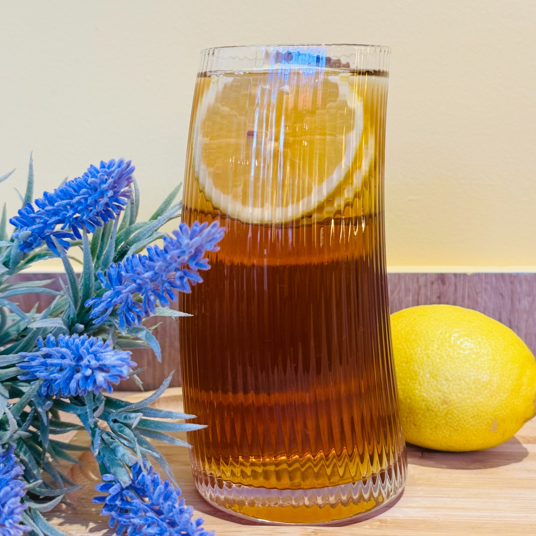 Te rojo con limón y hielo